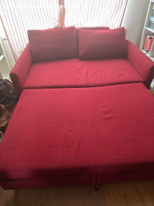 Schlafsofa in guten Zustand aus Nichtraucherhaushalt. Dieses Schlafsofa wird nicht mehr gebraucht und ist gratis abzugeben.

Das Sofa lässt sich mit einem Handgriff ausziehen und bietet Platz für 2 Personen.

Technisch und optisch im guten Zustand, keine Flecken.
Am Fussende ist eine Latte vom Rost durchgebrochen , dieses lässt sich aber leicht reparieren bzw. stört beim schlafen auch nicht, da eben am Fussende