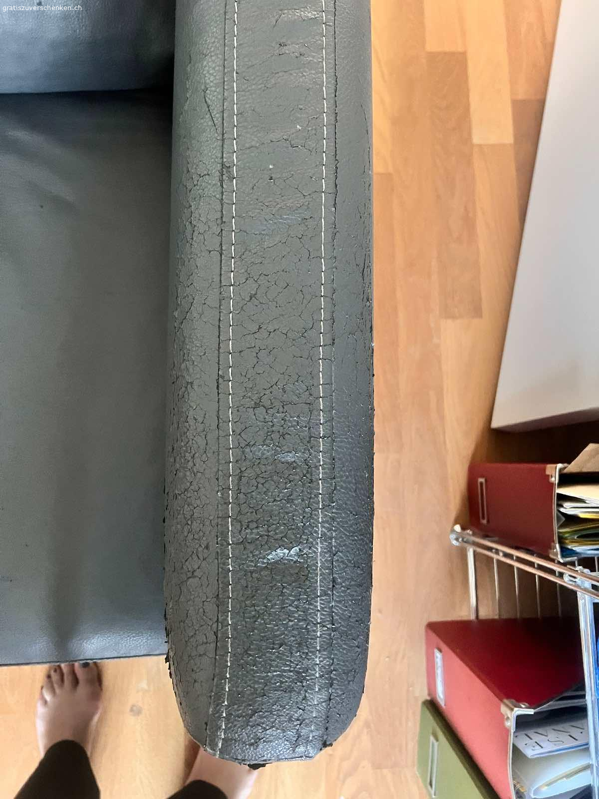 Schlafsofa Leder. Kaum gebrauchtes Schlafsofa aus dunkelgrauem Leder 15-jährig sucht ein neues Daheim. 
Leder zum Teil beschädigt.