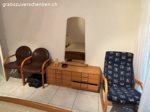Schlafzimmer mit Bett, Schrank und Nachttischen und Kommode