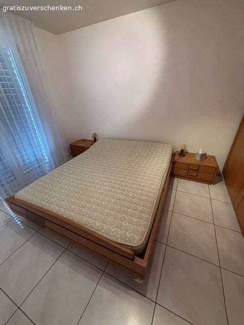 Schlafzimmer mit Bett, Schrank und Nachttischen und Kommode. Schlafzimmer mit Bett, Schrank und Nachttischen und Kommode