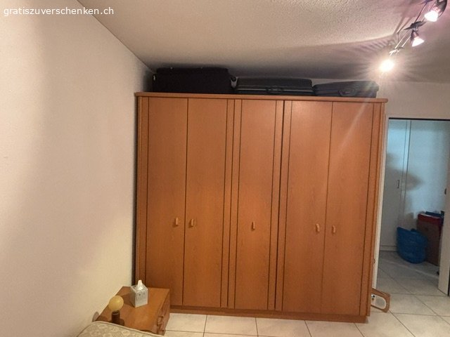 Schlafzimmer mit Bett, Schrank und Nachttischen und Kommode. Schlafzimmer mit Bett, Schrank und Nachttischen und Kommode
