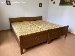 Schlafzimmermöbel (70er-Jahre): Bett + Kommoden. - 2 Einzelbetten (200x100 cm), furniert, als Doppelbett kombinierbar, inkl. Lattenrost

- 2x Matratzen (200x90 cm, Schurwolle) in sehr gutem Zustand, ohne Flecken

- 2 Bettkommoden, stapelbar, je ca. L65 x T37 x H31 cm, mit je 2 Schubladen

- 1 Kommode ca. L70 x T44 x H95 cm mit 6 Schubladen

- 1 Kommode ca. L70 x T44 x H31 cm mit 2 Schubladen

aus Nichtraucherhaushalt