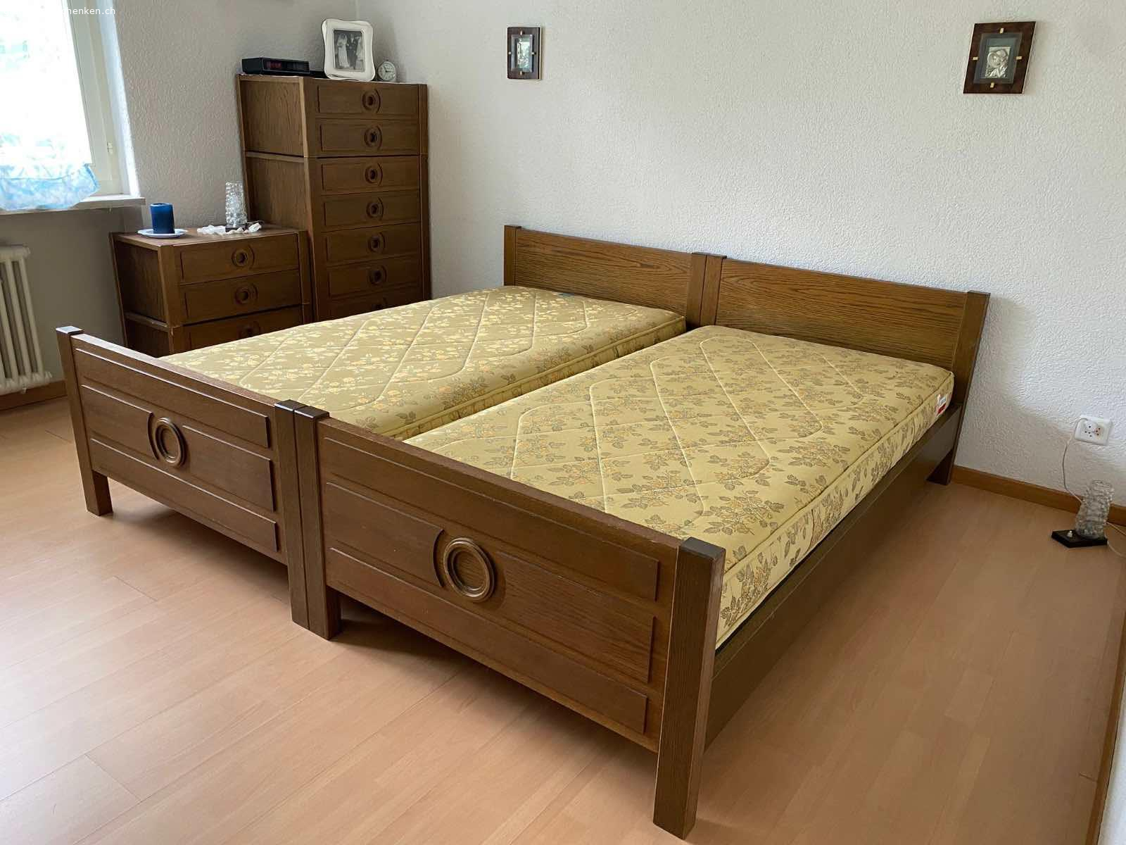 Schlafzimmermöbel (70er-Jahre): Bett + Kommoden. - 2 Einzelbetten (200x100 cm), furniert, als Doppelbett kombinierbar, inkl. Lattenrost

- 2x Matratzen (200x90 cm, Schurwolle) in sehr gutem Zustand, ohne Flecken

- 2 Bettkommoden, stapelbar, je ca. L65 x T37 x H31 cm, mit je 2 Schubladen

- 1 Kommode ca. L70 x T44 x H95 cm mit 6 Schubladen

- 1 Kommode ca. L70 x T44 x H31 cm mit 2 Schubladen

aus Nichtraucherhaushalt