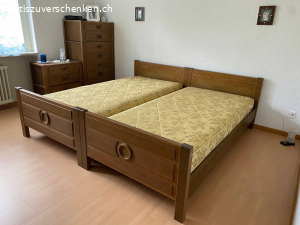 Schlafzimmermöbel (70er-Jahre): Bett + Kommoden. - 2 Einzelbetten (200x100 cm), furniert, als Doppelbett kombinierbar, inkl. Lattenrost

- 2x Matratzen (200x90 cm, Schurwolle) in sehr gutem Zustand, ohne Flecken

- 2 Bettkommoden, stapelbar, je ca. L65 x T37 x H31 cm, mit je 2 Schubladen

- 1 Kommode ca. L70 x T44 x H95 cm mit 6 Schubladen

- 1 Kommode ca. L70 x T44 x H31 cm mit 2 Schubladen

aus Nichtraucherhaushalt