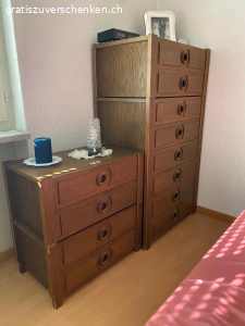 Schlafzimmermöbel (70er-Jahre): Bett + Kommoden. - 2 Einzelbetten (200x100 cm), furniert, als Doppelbett kombinierbar, inkl. Lattenrost

- 2x Matratzen (200x90 cm, Schurwolle) in sehr gutem Zustand, ohne Flecken

- 2 Bettkommoden, stapelbar, je ca. L65 x T37 x H31 cm, mit je 2 Schubladen

- 1 Kommode ca. L70 x T44 x H95 cm mit 6 Schubladen

- 1 Kommode ca. L70 x T44 x H31 cm mit 2 Schubladen

aus Nichtraucherhaushalt