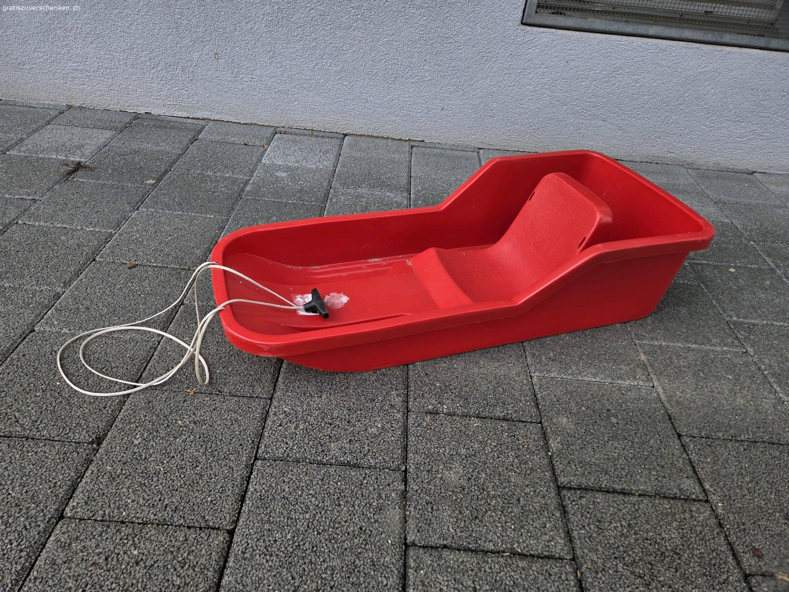 Schlitte. zu verschenken rote Schlitte für kleinere Kinder.

abholen in Neuenhof gegen Voranmeldung