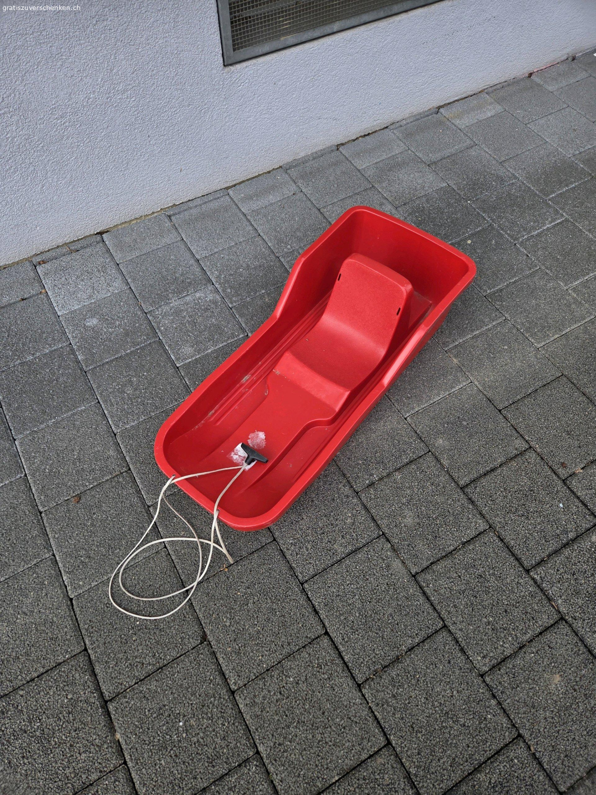 Schlitte. zu verschenken rote Schlitte für kleinere Kinder.

abholen in Neuenhof gegen Voranmeldung