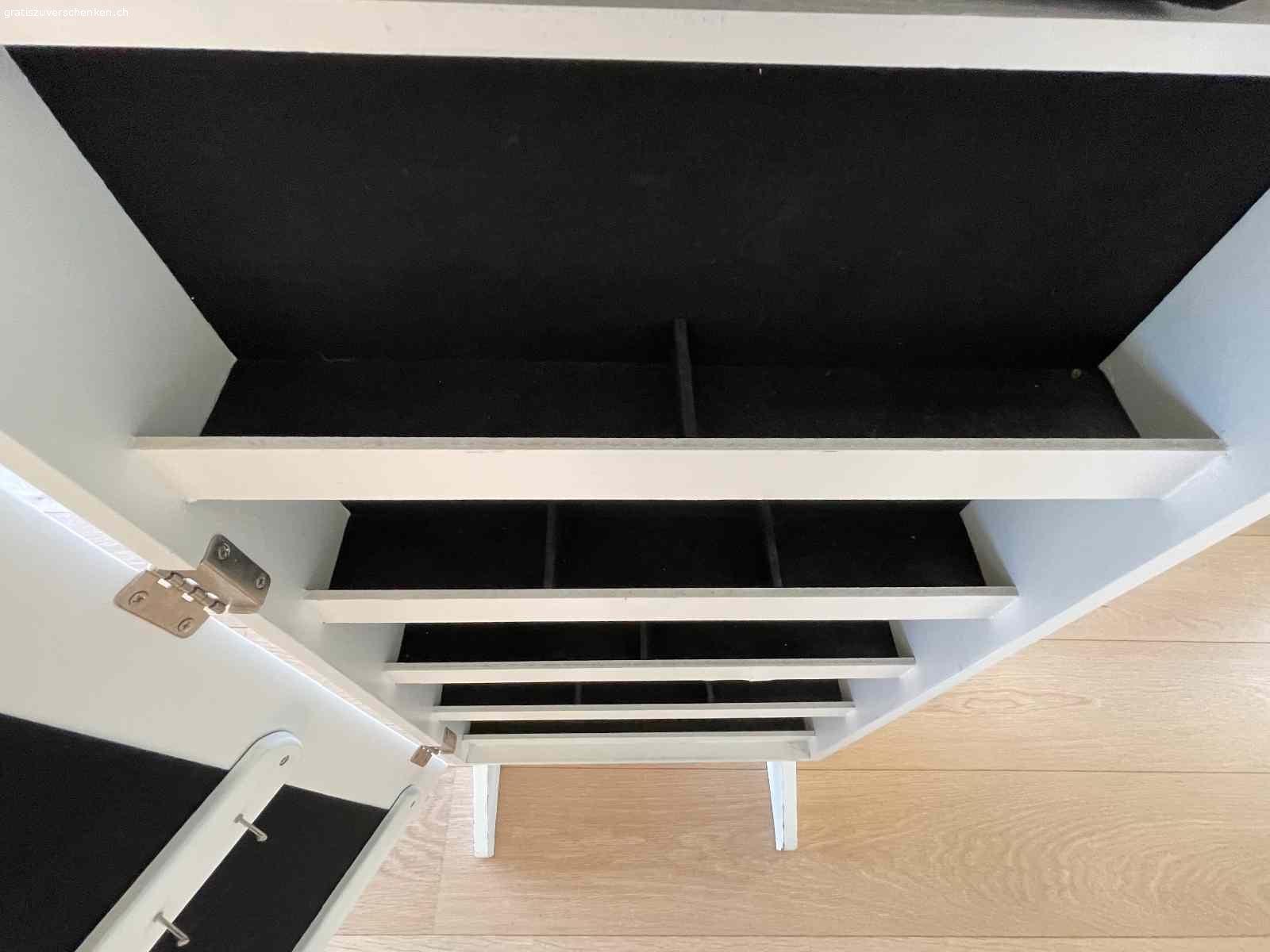 Schmuckschrank. Schmuckschrank gratis abzugeben.