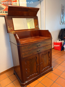 Schöne antike Kommode mit Spiegel