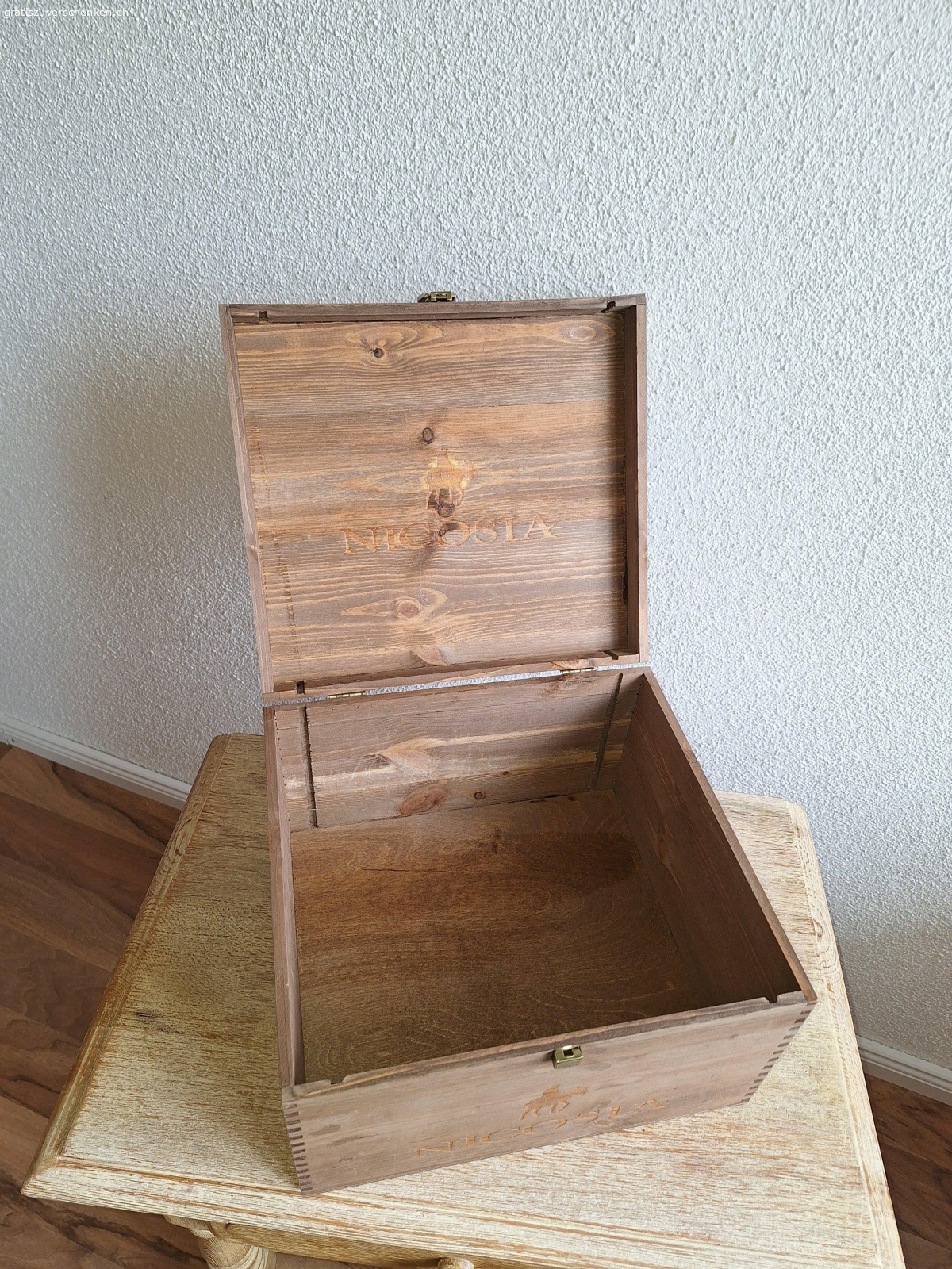 schöne Holztruhe. guter Zustand.