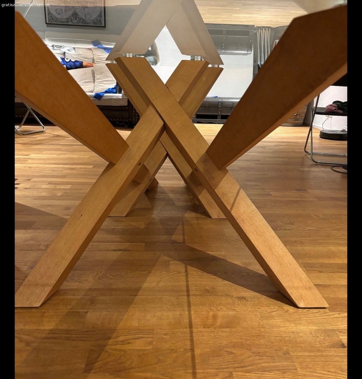 Schöner Glastisch zu verschenken. Nach Umzug Tisch zu verschenken 

2 Männer für Abholung bitte 
 220 x 100