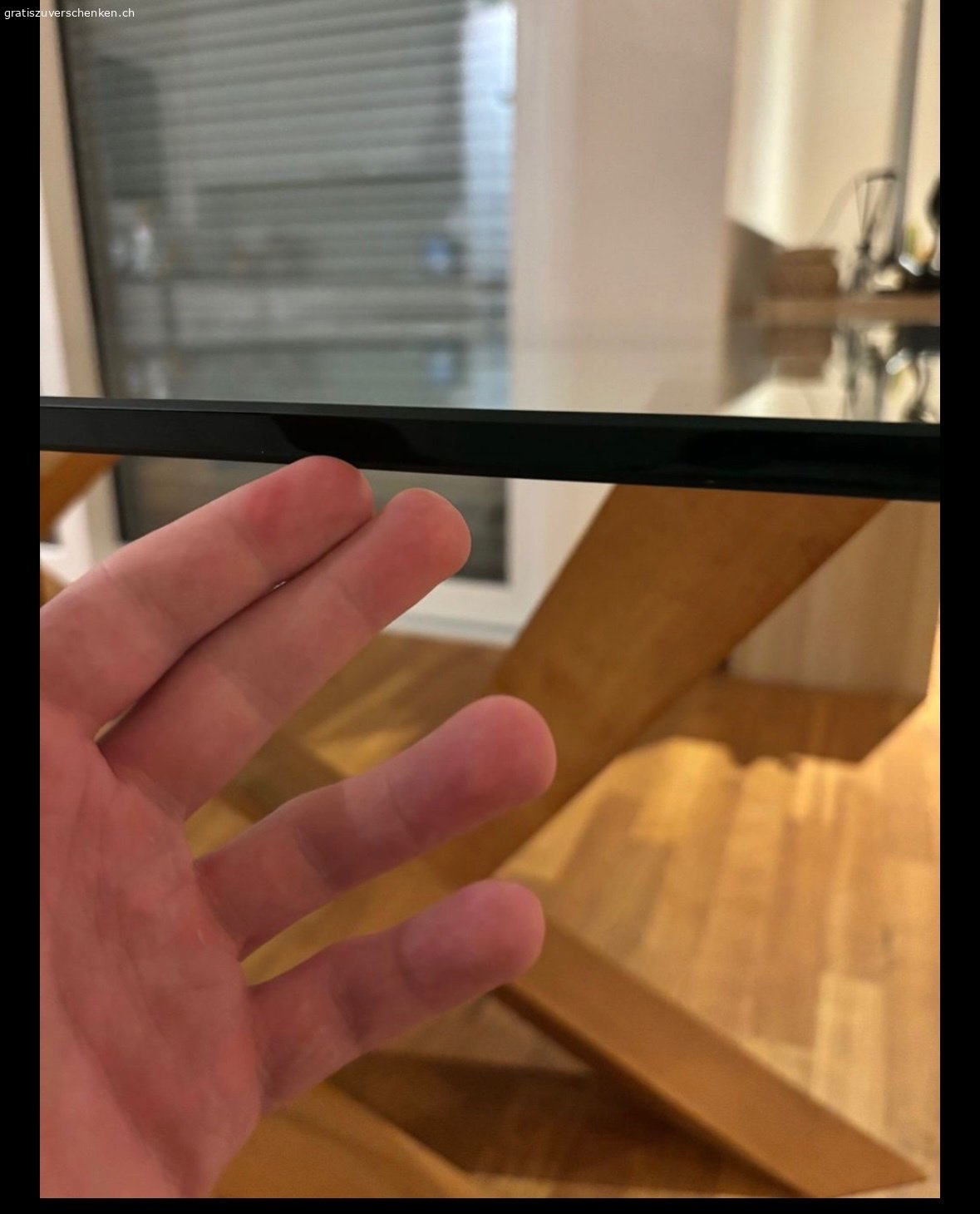 Schöner Glastisch zu verschenken. Nach Umzug Tisch zu verschenken 

2 Männer für Abholung bitte 
 220 x 100