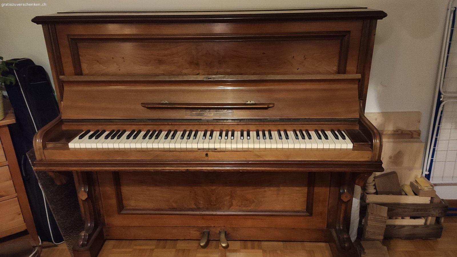 schönes altes Klavier Burger &Jacobi Piano Jacoby. wunderschönes altes Klavier von Burger & Jacobi
Leider kann ich mich nicht dafür motivieren spielen zu lernen, weshalb ich mich davon wieder trennen möchte. Das Klavier hat einen schönen Klang und ist spielbereit, evtl. könnte es wieder Mal gestimmt werden.
Ich würde mich freuen,, wenn es einen neuen Besitzer findet, der Freude an dem schönen Instrument hat
Masse: 150cm breit, 65cm tief, 125 hoch
Das Klavier steht in Luzern Hubelmatt im 3. Stock (ohne Aufzug) der Transport muss selber organisiert werden und würde über ein Klaviertranspoetunternehmen wahrscheinlich innerhalb Luzern um die 800,-Fr kosten 
Eine Besichtigung bzw. Probespielen wäre jederzeit möglich
