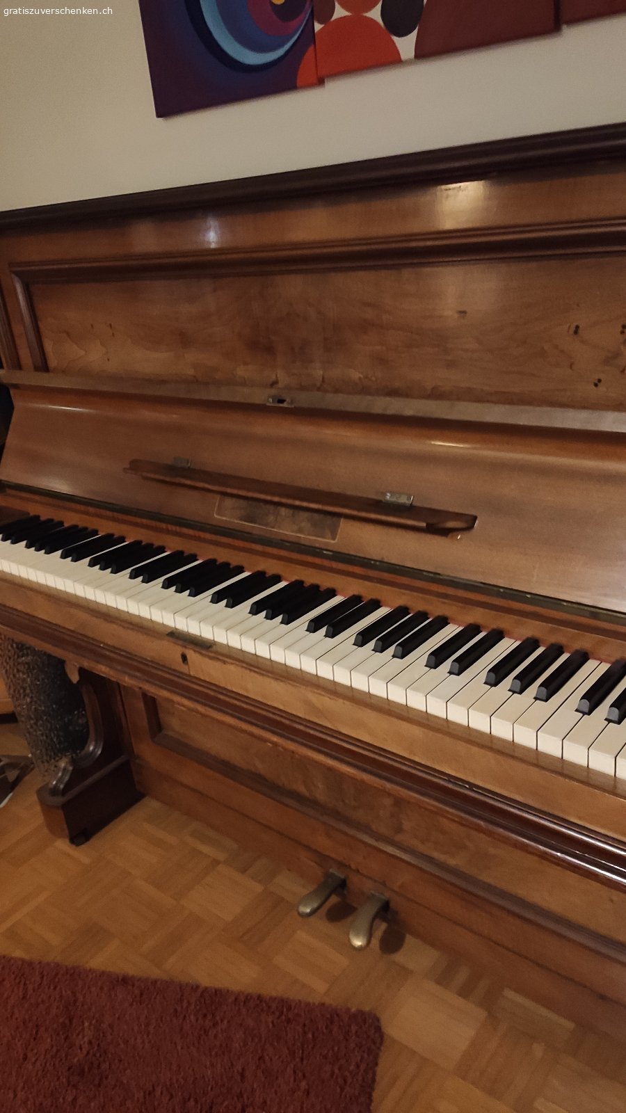 schönes altes Klavier Burger &Jacobi Piano Jacoby. wunderschönes altes Klavier von Burger & Jacobi
Leider kann ich mich nicht dafür motivieren spielen zu lernen, weshalb ich mich davon wieder trennen möchte. Das Klavier hat einen schönen Klang und ist spielbereit, evtl. könnte es wieder Mal gestimmt werden.
Ich würde mich freuen,, wenn es einen neuen Besitzer findet, der Freude an dem schönen Instrument hat
Masse: 150cm breit, 65cm tief, 125 hoch
Das Klavier steht in Luzern Hubelmatt im 3. Stock (ohne Aufzug) der Transport muss selber organisiert werden und würde über ein Klaviertranspoetunternehmen wahrscheinlich innerhalb Luzern um die 800,-Fr kosten 
Eine Besichtigung bzw. Probespielen wäre jederzeit möglich
