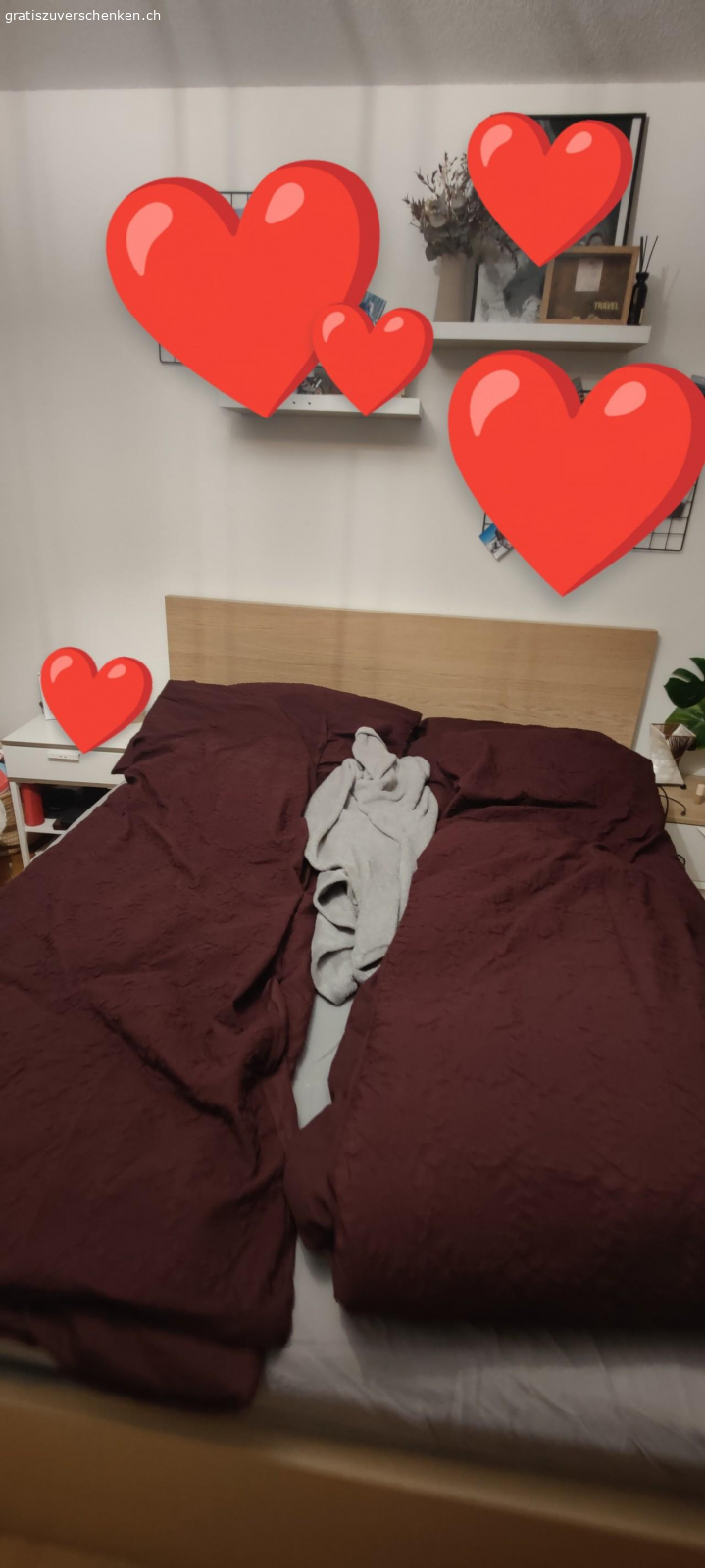 Schönes Bett 160x200cm ink. 2 Na. Da wir uns ein grösseres Bett gekauft haben, verschenken wir nun unser jetziges. Es hat leichte Gebrauchsspuren. Muss bis am 15.3.2025 abgeholt werden. Ohne Matratze.