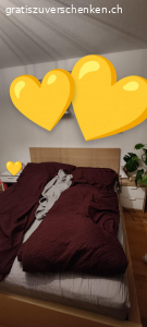 Schönes Bett 160x200cm ink. 2 Na. Da wir uns ein grösseres Bett gekauft haben, verschenken wir nun unser jetziges. Es hat leichte Gebrauchsspuren. Muss bis am 15.3.2025 abgeholt werden. Ohne Matratze.
