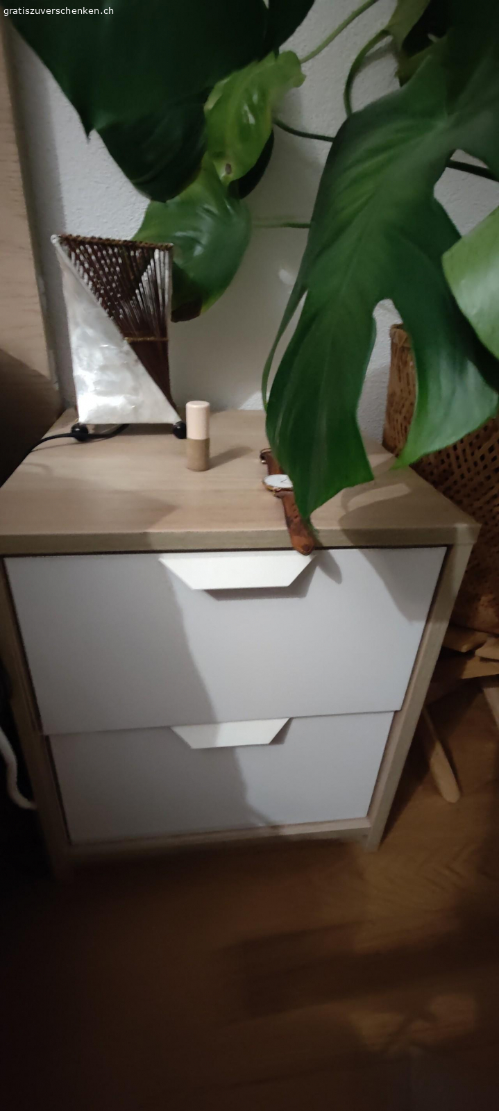 Schönes Bett 160x200cm ink. 2 Na. Da wir uns ein grösseres Bett gekauft haben, verschenken wir nun unser jetziges. Es hat leichte Gebrauchsspuren. Muss bis am 15.3.2025 abgeholt werden. Ohne Matratze.