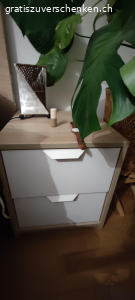 Schönes Bett 160x200cm ink. 2 Na. Da wir uns ein grösseres Bett gekauft haben, verschenken wir nun unser jetziges. Es hat leichte Gebrauchsspuren. Muss bis am 15.3.2025 abgeholt werden. Ohne Matratze.