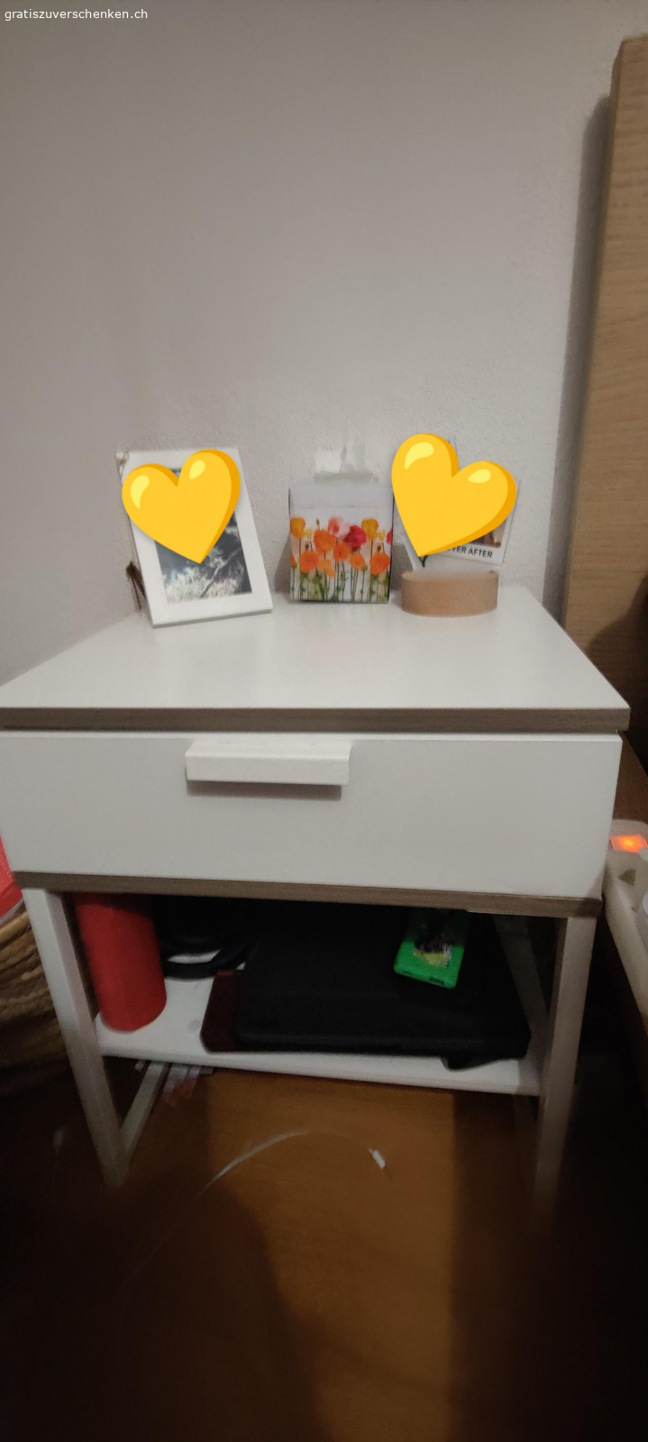 Schönes Bett 160x200cm ink. 2 Na. Da wir uns ein grösseres Bett gekauft haben, verschenken wir nun unser jetziges. Es hat leichte Gebrauchsspuren. Muss bis am 15.3.2025 abgeholt werden. Ohne Matratze.