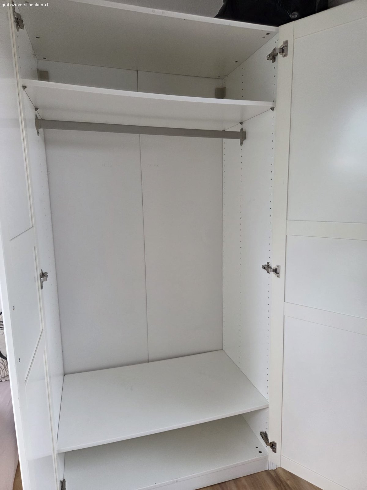 Schrank, 3 Türen, IKEA, weiss, gratis. IKEA Schrank weiss
ich glaube vorgänger Model: SONGESAND
gebraucht, farbe teils etwas verfärbt (siehe Bild), Türen nicht mehr ganz 100% weiss aber grundsätzlich in gutem Zustand. Linke Schrankwand 2 Schrauben (zB gut geeignet für einen Spiegel - siehe Bild)
2 Schränke / 3 Türen inkl Kleiderstange und ablagefächern

Auseinandergebaut, muss abgeholt werden während nächster Woche (bis ca. 23.07.) a
(Achtung: 4. Stock ohne Lift)