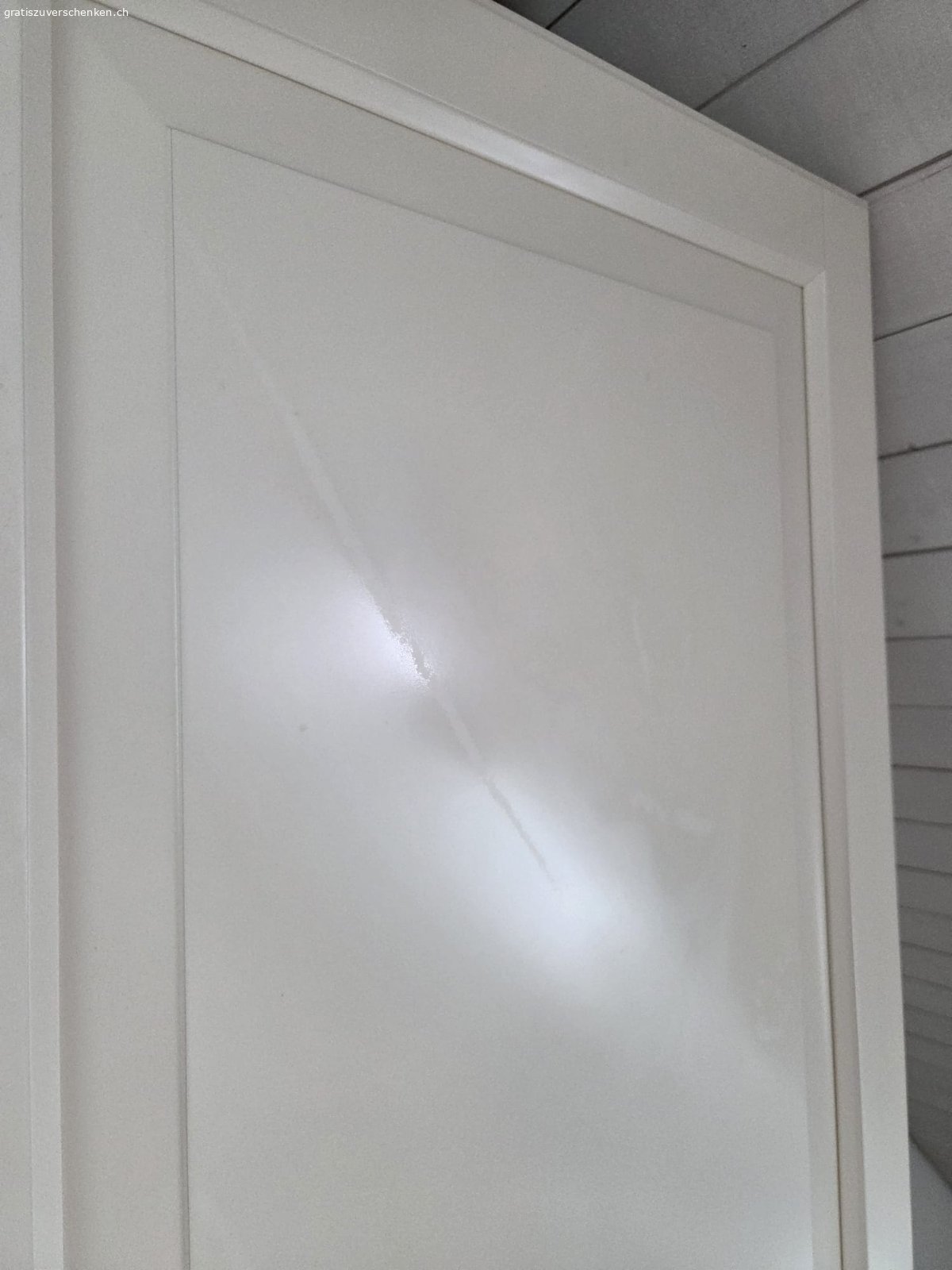 Schrank, 3 Türen, IKEA, weiss, gratis. IKEA Schrank weiss
ich glaube vorgänger Model: SONGESAND
gebraucht, farbe teils etwas verfärbt (siehe Bild), Türen nicht mehr ganz 100% weiss aber grundsätzlich in gutem Zustand. Linke Schrankwand 2 Schrauben (zB gut geeignet für einen Spiegel - siehe Bild)
2 Schränke / 3 Türen inkl Kleiderstange und ablagefächern

Auseinandergebaut, muss abgeholt werden während nächster Woche (bis ca. 23.07.) a
(Achtung: 4. Stock ohne Lift)