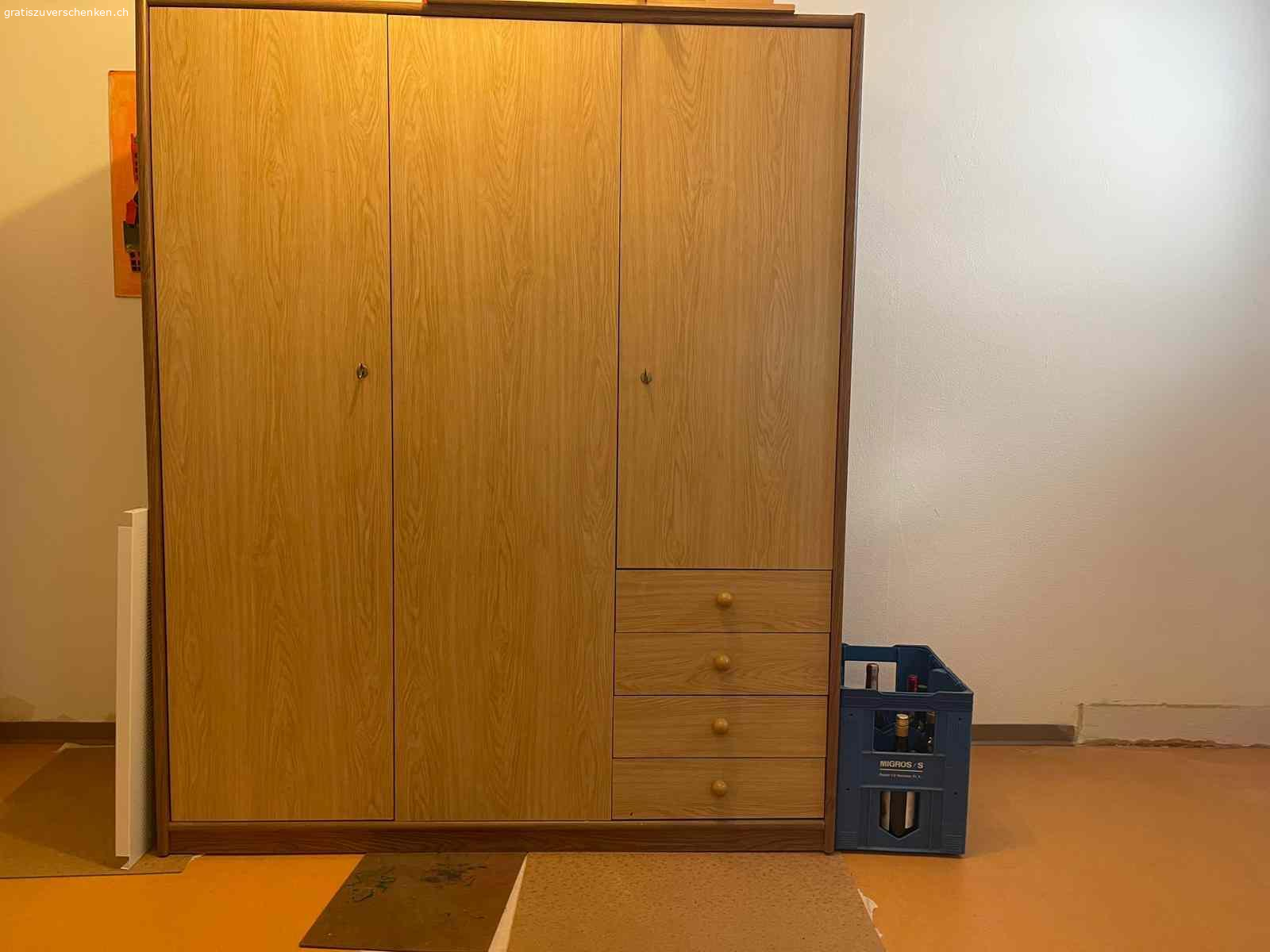 schrank 3 türig mit schubladen, truhe. möbeli. schrank 3 türig mit schubladen, schuhschrank, bürostuhl, antike kommode, truhe, weidenkorb, möbeli