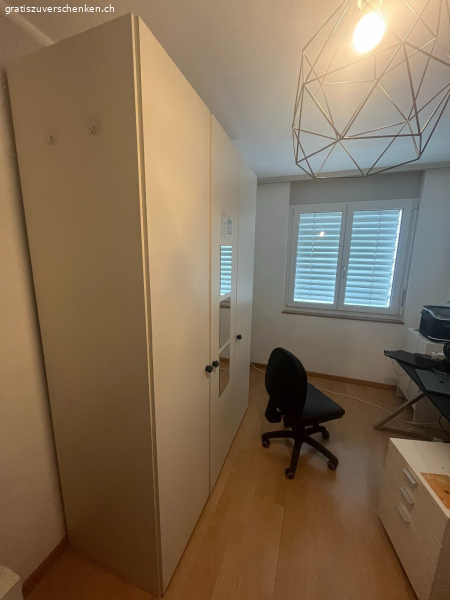 Schrank ab 29.08 zu verschenken
