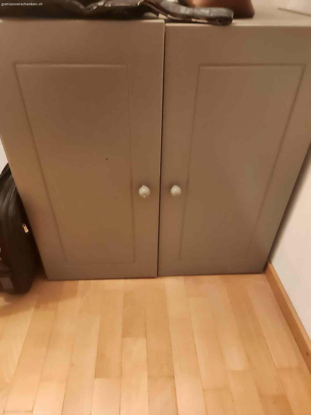 Schrank aus Holz. Gebraucht