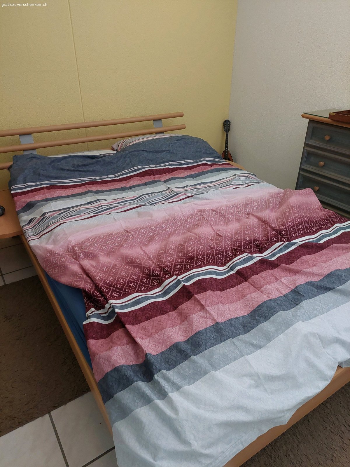 Schrank, Bett, Kleinmöbel schwarz. Wegen Umzug muss abgeholt werden bis zum 27. Juni. 2026