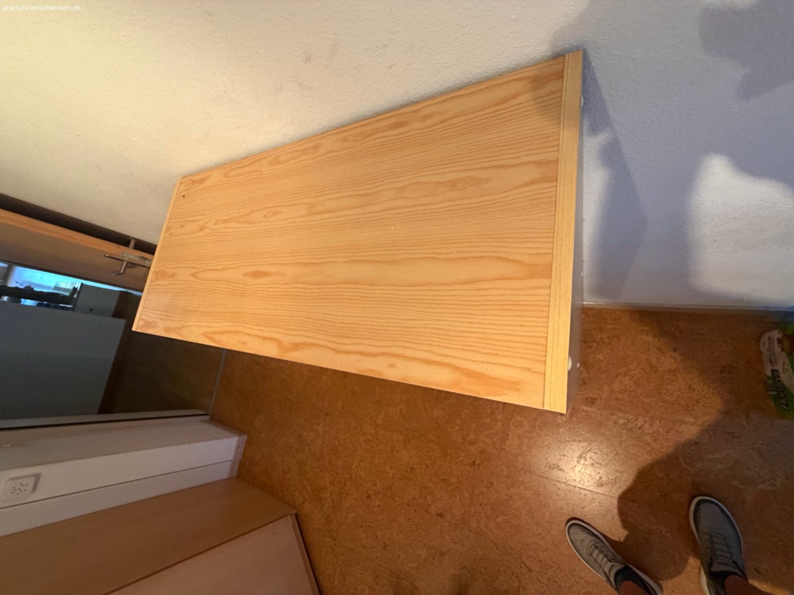Schrank mit Schiebetüren Holzoptik. Kommode aus Holz in hellem Farbton. Das Möbelstück befindet sich in gebrauchtem Zustand mit üblichen Abnutzungserscheinungen. Es verfügt über zwei Schiebetüren und mehrere innenliegende Ablagefächer. Die Masse betragen 124 cm in der Höhe, 80 cm in der Breite und 35 cm in der Tiefe. Die Funktionalität ist gegeben. Details zum Zustand sind den Bildern zu entnehmen. Abholung durch Käufer in 3800 Matten b. Interlaken