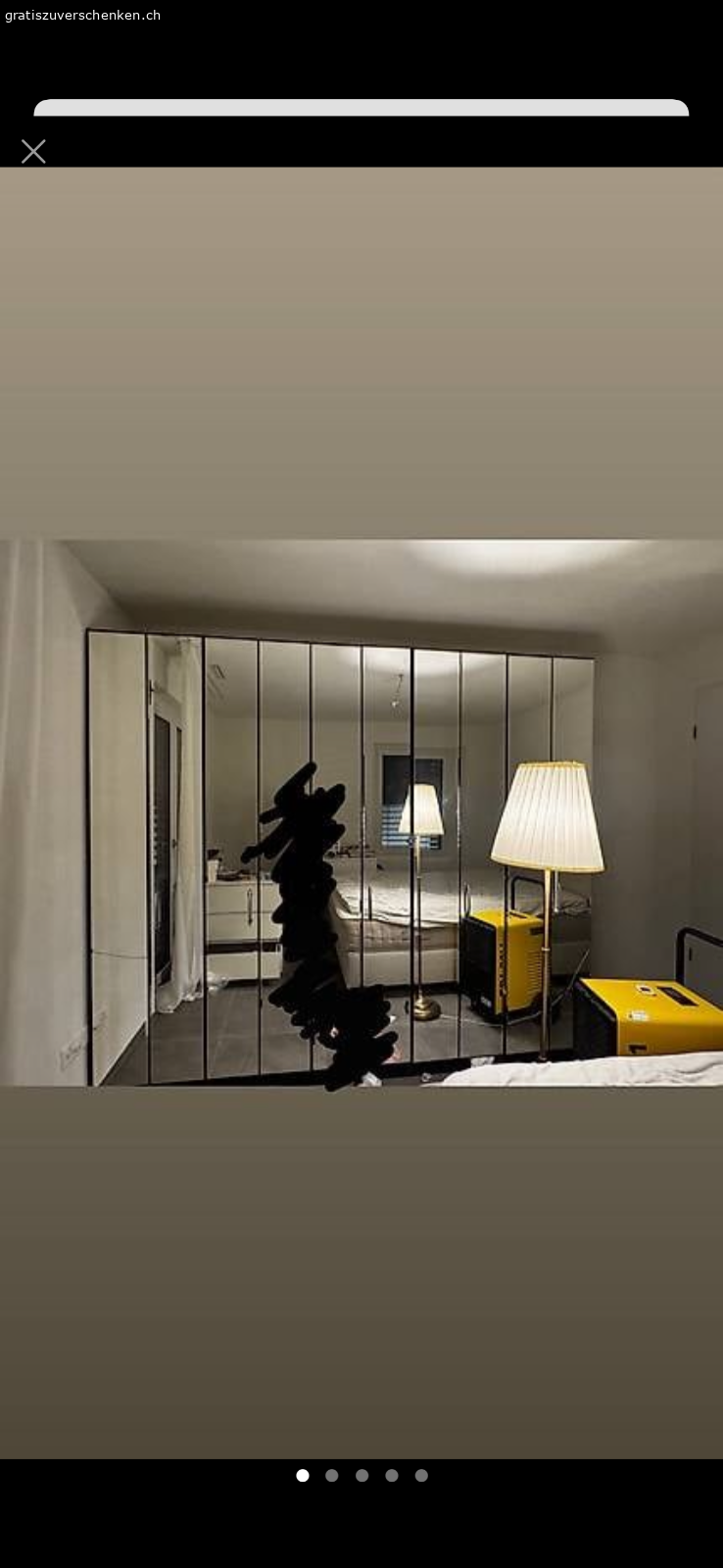 Schrank mit Spiegel. Wir verschenken diesen Kleiderschrank mit Spiegeln 
 Höhe: 2m 20cm
Länge: 2m 52cm 
Breite: 40cm