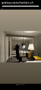 Schrank mit Spiegel. Wir verschenken diesen Kleiderschrank mit Spiegeln 
 Höhe: 2m 20cm
Länge: 2m 52cm 
Breite: 40cm