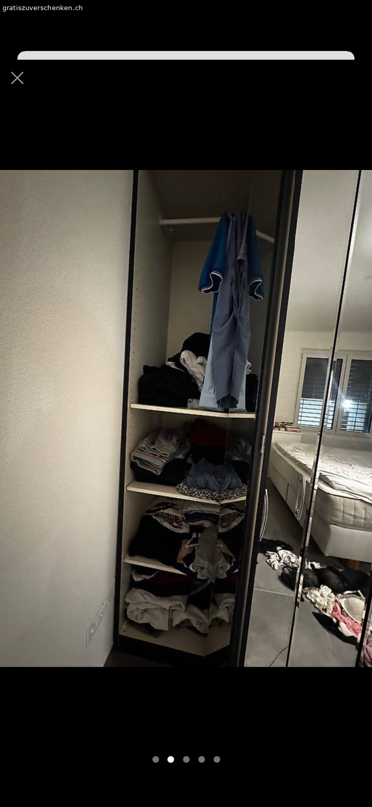 Schrank mit Spiegel. Wir verschenken diesen Kleiderschrank mit Spiegeln 
 Höhe: 2m 20cm
Länge: 2m 52cm 
Breite: 40cm