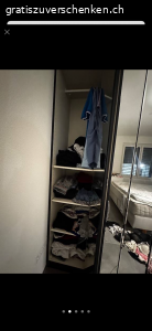 Schrank mit Spiegel. Wir verschenken diesen Kleiderschrank mit Spiegeln 
 Höhe: 2m 20cm
Länge: 2m 52cm 
Breite: 40cm