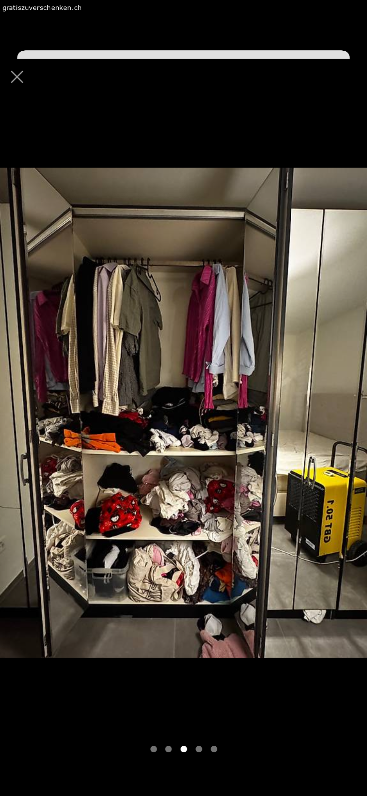 Schrank mit Spiegel. Wir verschenken diesen Kleiderschrank mit Spiegeln 
 Höhe: 2m 20cm
Länge: 2m 52cm 
Breite: 40cm