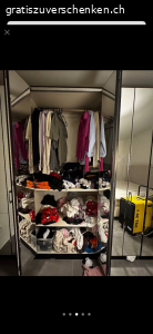 Schrank mit Spiegel. Wir verschenken diesen Kleiderschrank mit Spiegeln 
 Höhe: 2m 20cm
Länge: 2m 52cm 
Breite: 40cm