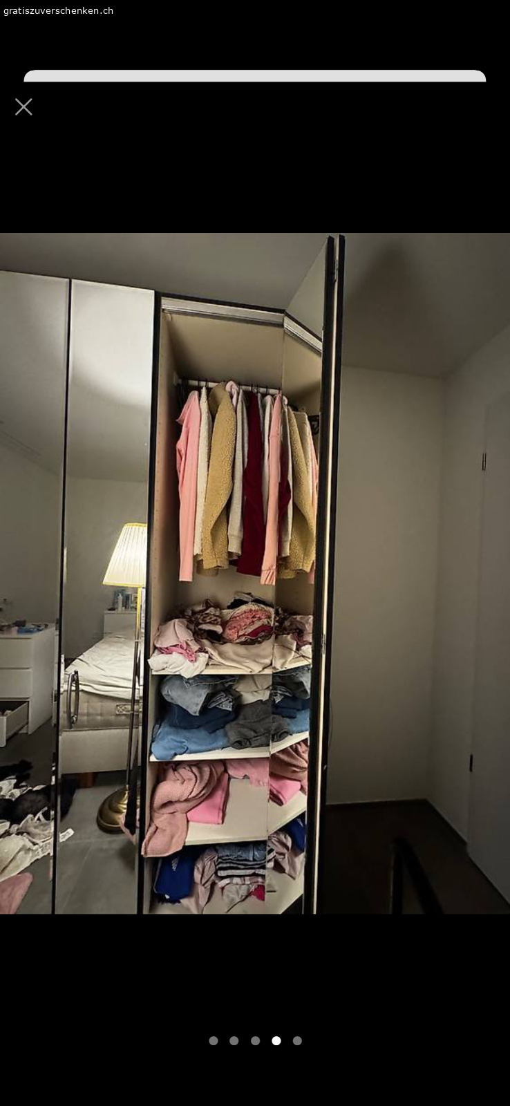 Schrank mit Spiegel. Wir verschenken diesen Kleiderschrank mit Spiegeln 
 Höhe: 2m 20cm
Länge: 2m 52cm 
Breite: 40cm