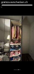 Schrank mit Spiegel. Wir verschenken diesen Kleiderschrank mit Spiegeln 
 Höhe: 2m 20cm
Länge: 2m 52cm 
Breite: 40cm