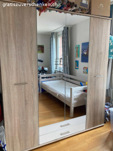 Schrank mit Spiegel. Schrank zu verschenken
4 Türen, 2 Schubladen
Maße: Breite 177 cm; Höhe 197 cm; Tiefe  56 cm
Der Schrank wurde schon mindestens zwei mal aufgebaut. Die Schubladen sind schon mal aus der Schiene gebrochen, wurden repariert und laufen jetzt wieder gut. Über der Schublade rechts ist das untere Brett etwas kaputt.