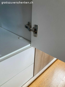 Schrank mit Spiegel. Schrank zu verschenken
4 Türen, 2 Schubladen
Maße: Breite 177 cm; Höhe 197 cm; Tiefe  56 cm
Der Schrank wurde schon mindestens zwei mal aufgebaut. Die Schubladen sind schon mal aus der Schiene gebrochen, wurden repariert und laufen jetzt wieder gut. Über der Schublade rechts ist das untere Brett etwas kaputt.