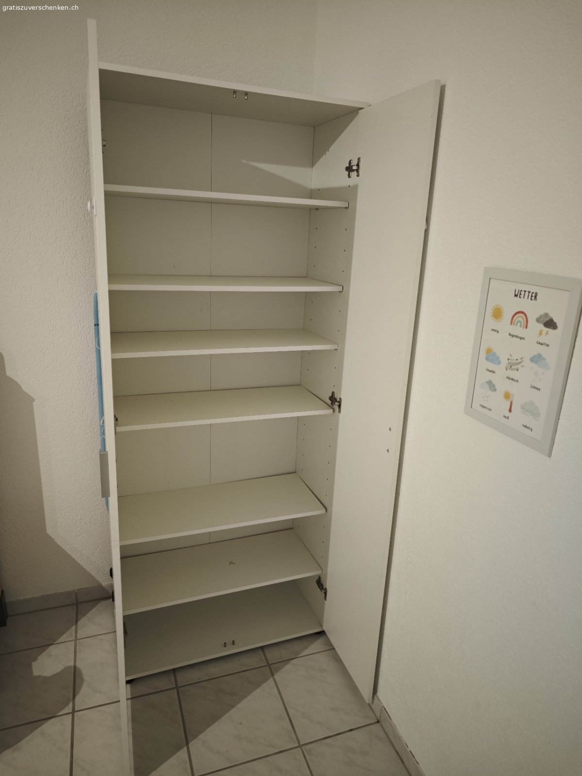 Schrank mit Tablar. Masse: HxBxT  184 x 75 x 34.5cm

Tablare und Türen für den Transport bereits entfernt.

Muss spätestens bis Sonntag, 27. Mai Abgeholt werden.