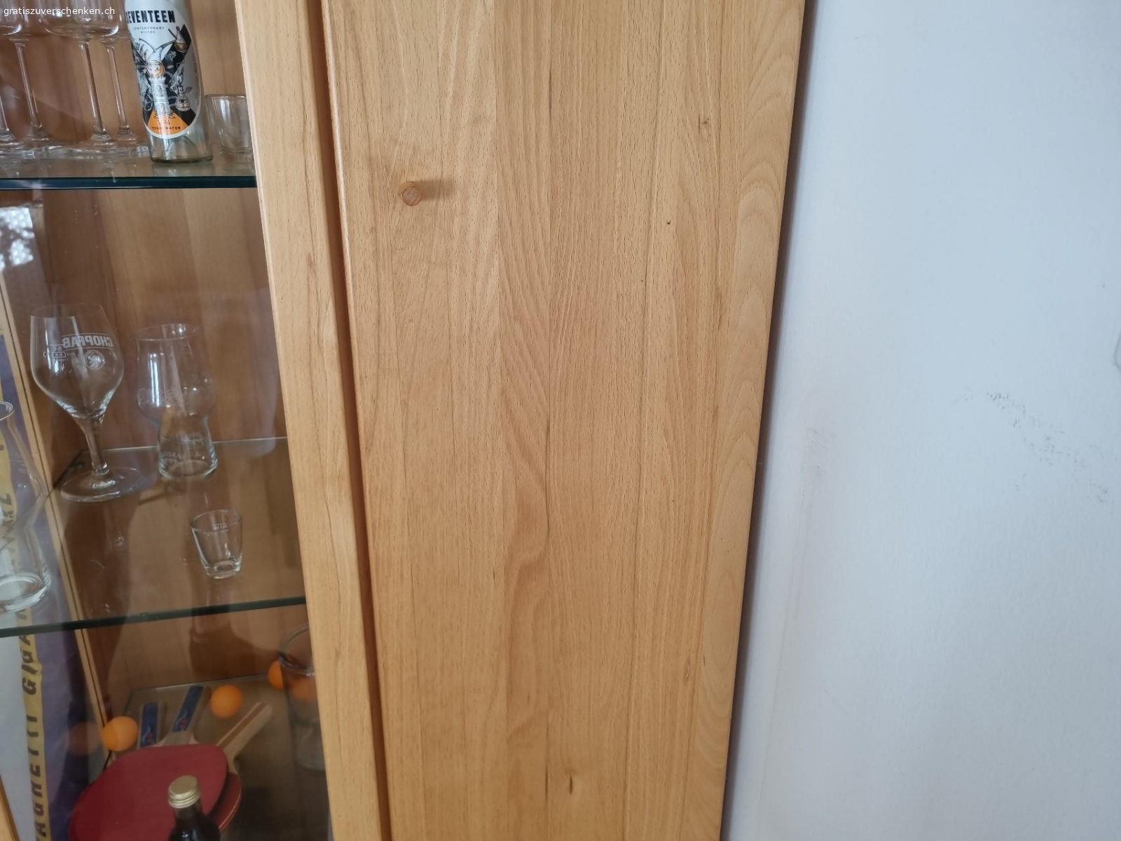 Schrank. Schöner Massivholzschrank mit Glasfront