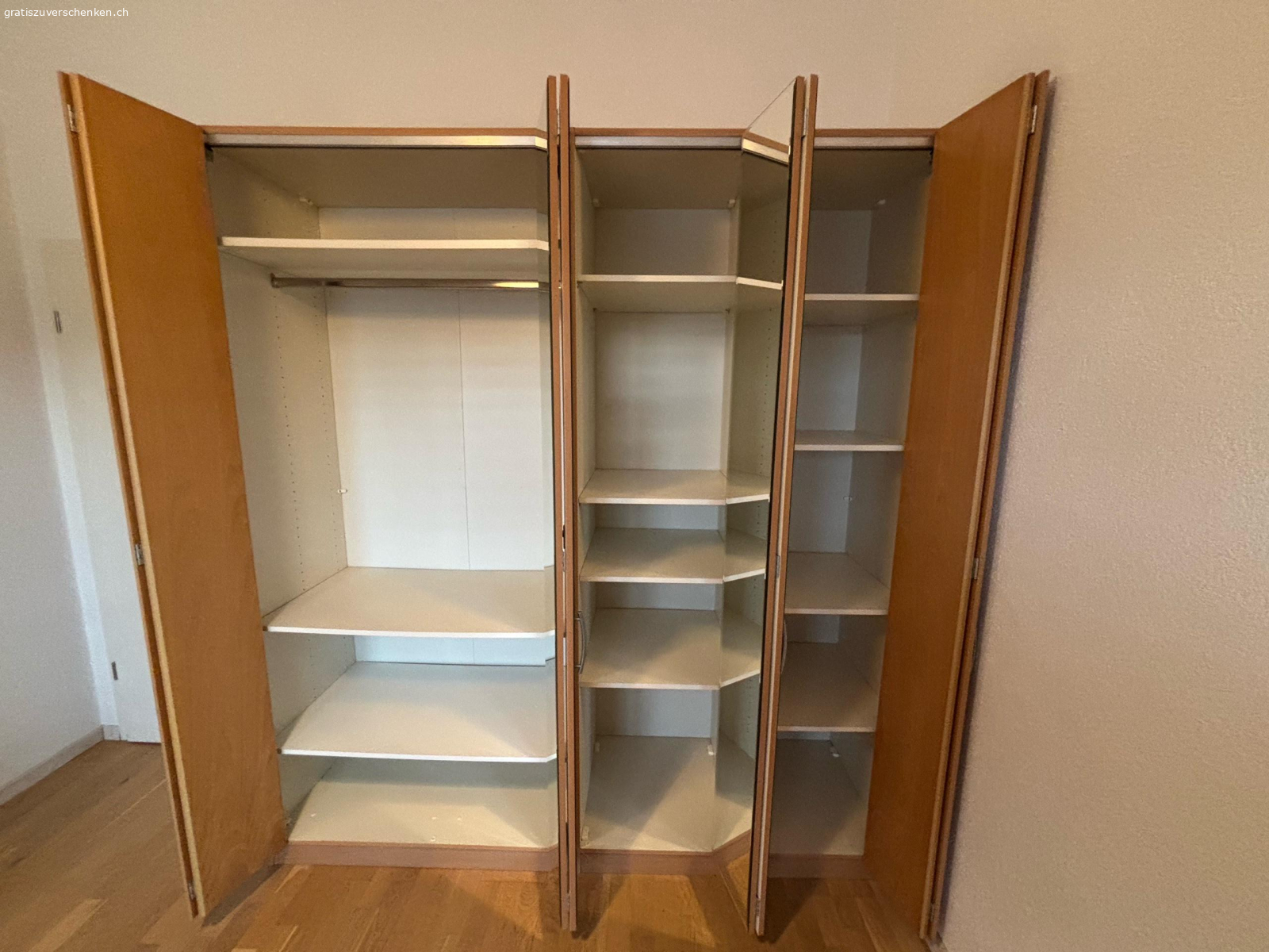 Schrank. Infolge Haushaltauflösung zu verschenken: Schrank

4 Falttüren, davon zwei mit Spiegeln

Keine Anleitung, deshalb: muss sm besten selber abgebaut werden, damit man weiss, wie er zusammengebaut werden muss.

Länge: 204cm
Tiefe: 57cm
Höhe: 220 cm