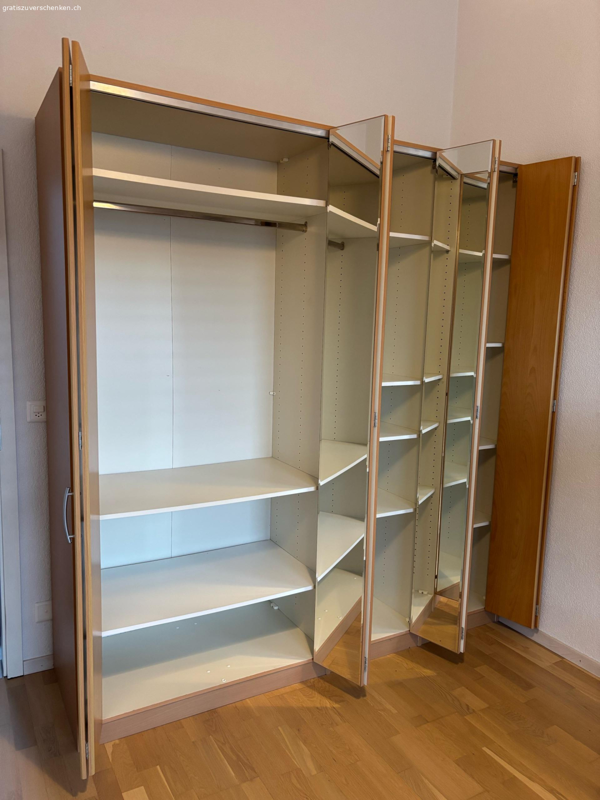 Schrank. Infolge Haushaltauflösung zu verschenken: Schrank

4 Falttüren, davon zwei mit Spiegeln

Keine Anleitung, deshalb: muss sm besten selber abgebaut werden, damit man weiss, wie er zusammengebaut werden muss.

Länge: 204cm
Tiefe: 57cm
Höhe: 220 cm