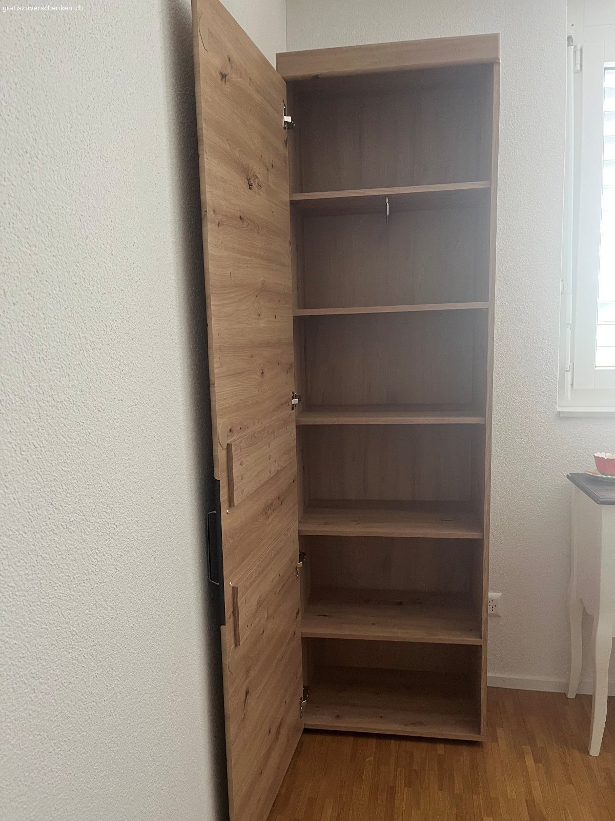 Schrank. Schrank zu verschenken, Masse: 200x58x34
ist leicht, muss an der Wand, hat eine Vorrichtung, angenagelt/befestigt werden.