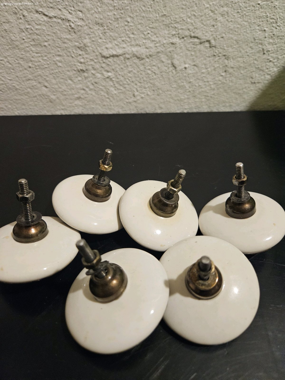 Schrankknöpfe Porzellan 6stk. 6 Schrankknöpfe Porzellan
weiss und Muster aus einer art Metall..
Durchmesser Knopf ca.5,5cm.
Kann im Milchkasten deponiert werden.
Kann im Milchkasten deponiert werden..
Bitte schnell abholen...