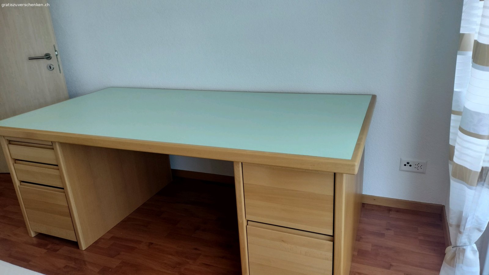 Schreibtisch 100*200cm. Grosser Schreibtisch abzugeben
Vollholz
mit praktischen Schubladen, Schreibzeugfächern und Mappenhaltern. 
sehr gut erhaltener Tisch. 
Achtung: der komplette Tisch ist sehr schwer. 
Würde mich freuen, wenn dieser geräumige Tisch ein neues zu Hause findet.