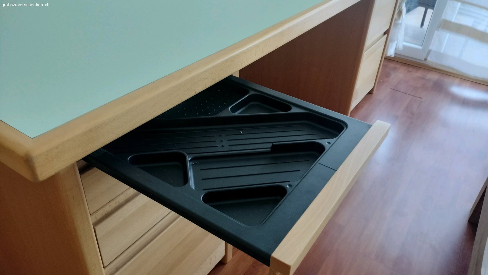 Schreibtisch 100*200cm. Grosser Schreibtisch abzugeben
Vollholz
mit praktischen Schubladen, Schreibzeugfächern und Mappenhaltern. 
sehr gut erhaltener Tisch. 
Achtung: der komplette Tisch ist sehr schwer. 
Würde mich freuen, wenn dieser geräumige Tisch ein neues zu Hause findet.