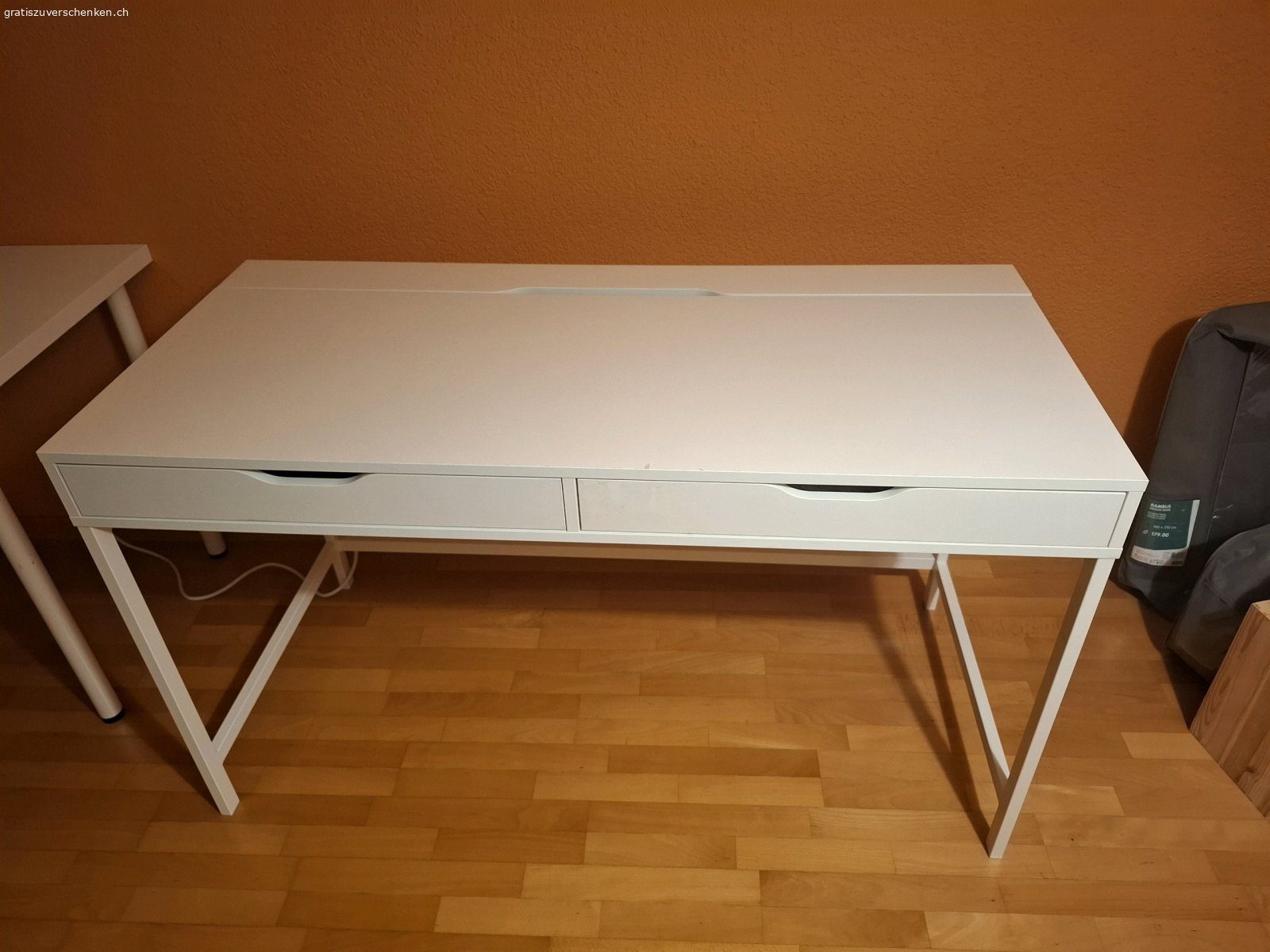 Schreibtisch ALEX mit LED. Leds sind gratis aber man kann sie auch wegnehmen. Grösse: 132x58cm. Einige Gebrauchspuren.

Originalpreis: 169 CHF

https://www.ikea.com/ch/en/p/alex-desk-white-80483438/