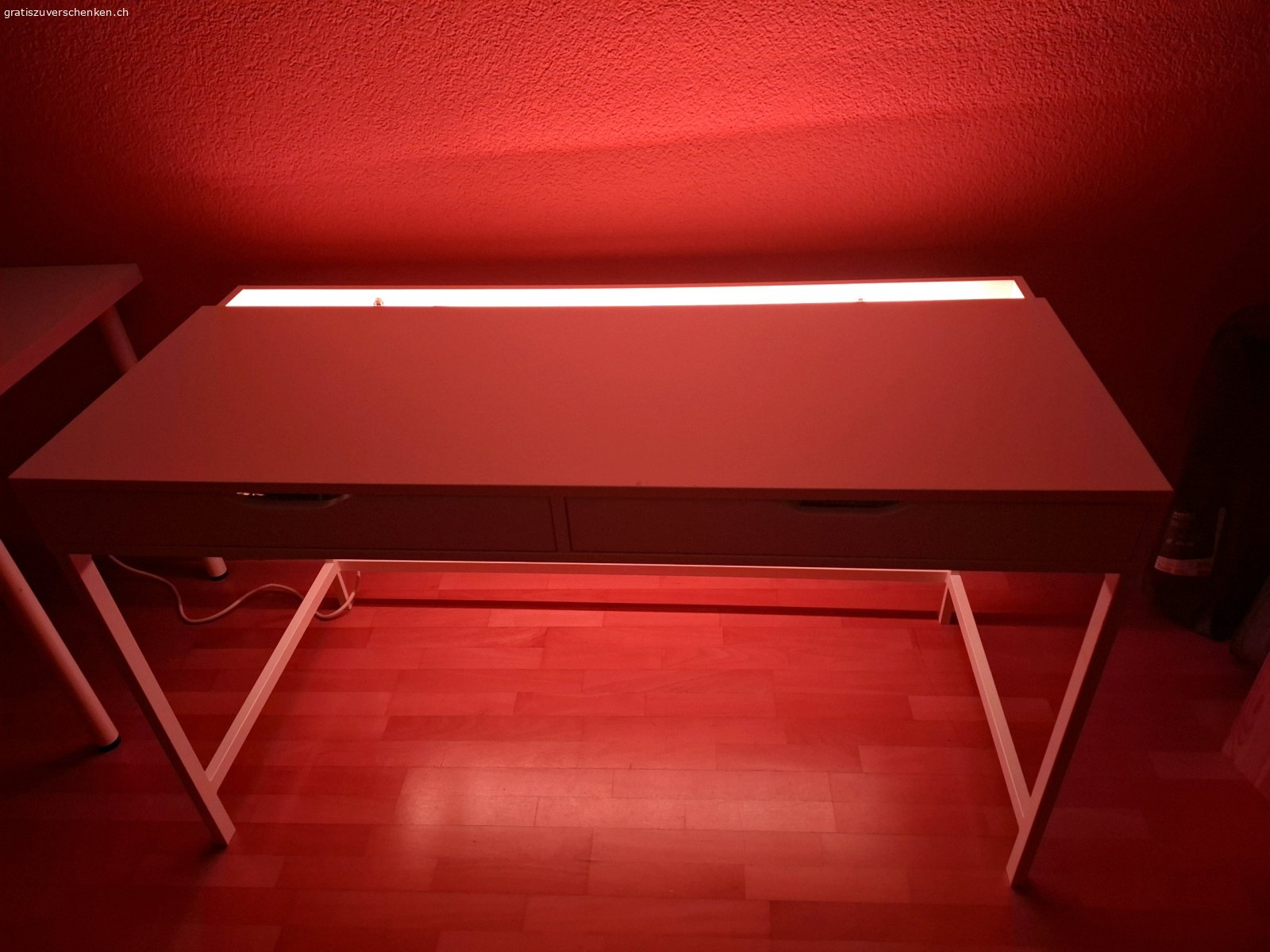 Schreibtisch ALEX mit LED. Leds sind gratis aber man kann sie auch wegnehmen. Grösse: 132x58cm. Einige Gebrauchspuren.

Originalpreis: 169 CHF

https://www.ikea.com/ch/en/p/alex-desk-white-80483438/